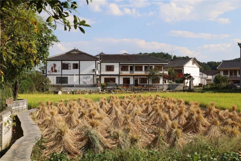 傳統(tǒng)的黔北村莊風(fēng)貌同現(xiàn)代民居元素相融合，人文風(fēng)光與生態(tài)自然風(fēng)景相結(jié)合，人與自然和諧共生。（俄羅斯《中國(guó)與俄羅斯》雜志社社長(zhǎng)奧列格·別列日內(nèi)赫攝）