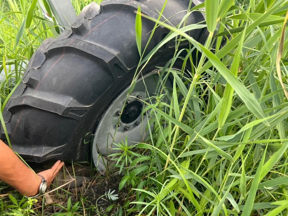 林甸縣一處大型噴灌設(shè)備癟了的輪胎。新華社記者董寶森攝