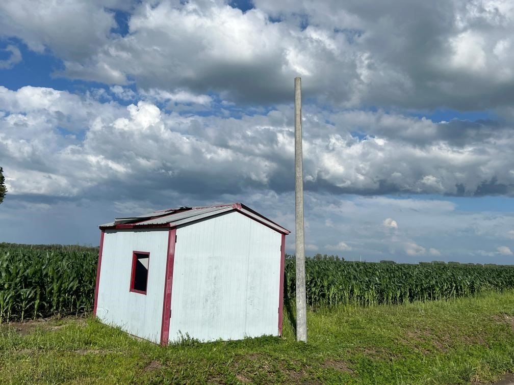 林甸縣一處保護水源井的鐵皮房出現(xiàn)破損，未見配套設(shè)備。新華社記者董寶森攝