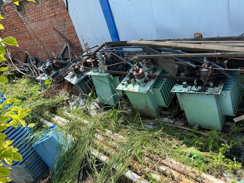 存放在農(nóng)戶家中的變壓器。新華社記者董寶森攝