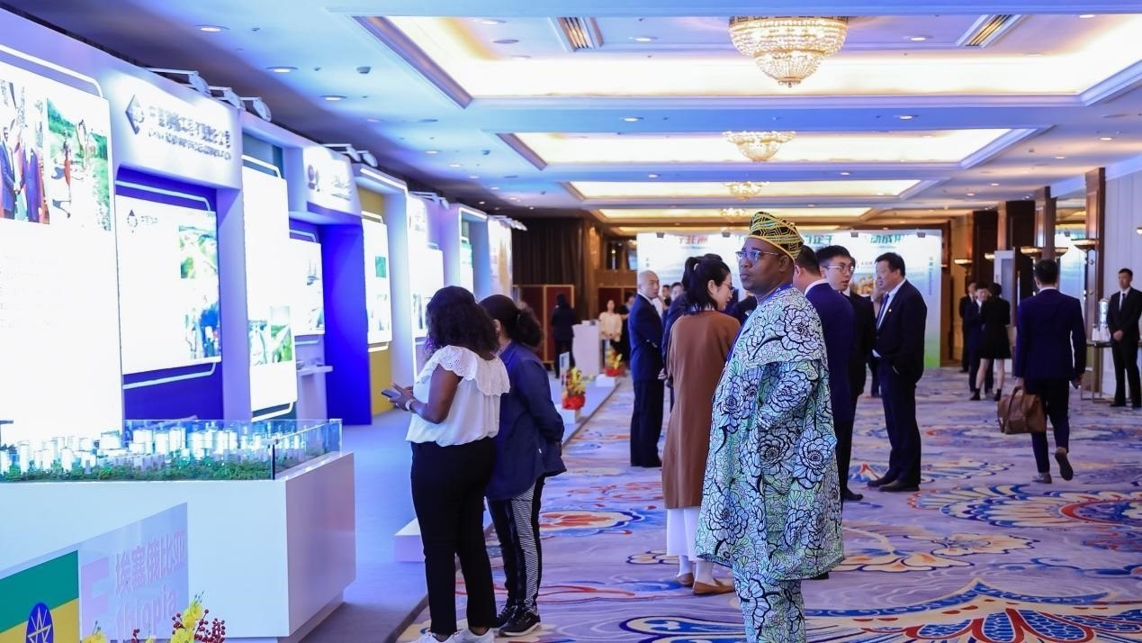 與會嘉賓參觀主題展覽。主辦方供圖