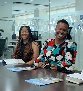 支隊(duì)成員在CGTN非洲總站與當(dāng)?shù)赜浾呓涣?。穆瑞瑩攝