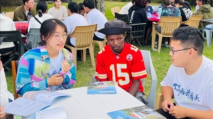 支隊(duì)成員在青年論壇上與世界各地的志愿者交流。 林源攝