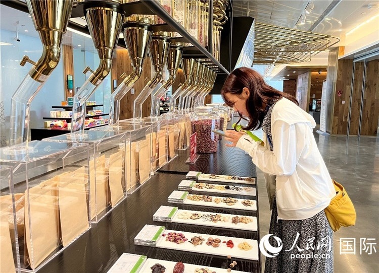 4. 代表團(tuán)團(tuán)員對新中式茶飲的食材充滿興趣。（人民網(wǎng)記者陳思 攝）