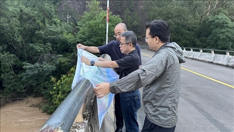 珠江委工作組在三河鎮(zhèn)三河大橋進行防洪工程調(diào)度工作。 水利部供圖