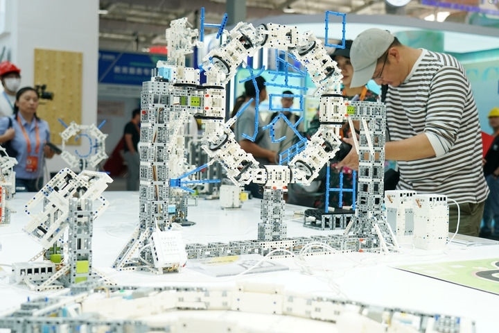 2024年9月11日，記者在服貿(mào)會首鋼園區(qū)教育服務(wù)館采訪。新華社記者 張晨霖 攝