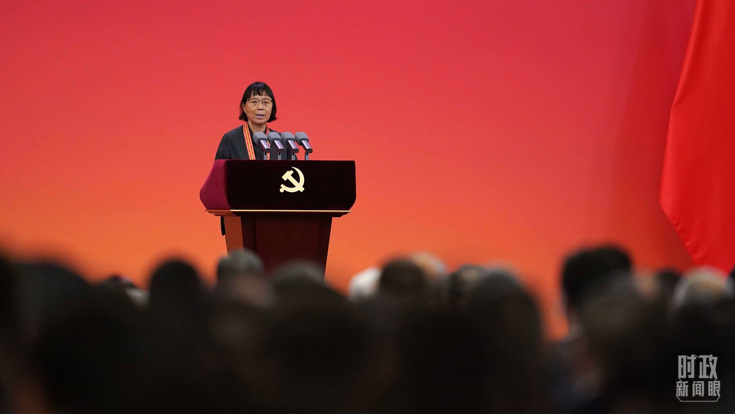  △2021年6月，幫助數(shù)千名貧困山區(qū)女孩圓夢大學(xué)的人民教師張桂梅，代表“七一勛章”獲得者發(fā)言。（總臺(tái)國廣記者李晉拍攝）