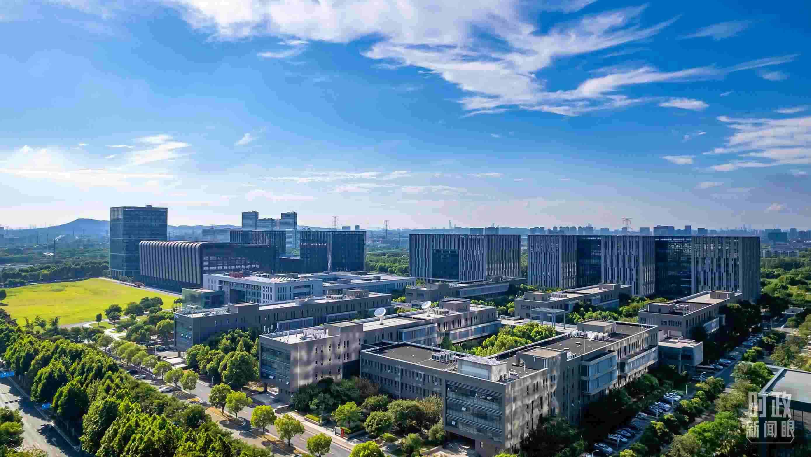  △2023年7月，習(xí)近平調(diào)研南京紫金山實(shí)驗(yàn)室，強(qiáng)調(diào)要為實(shí)現(xiàn)高水平科技自立自強(qiáng)立下功勛。（圖/視覺中國）