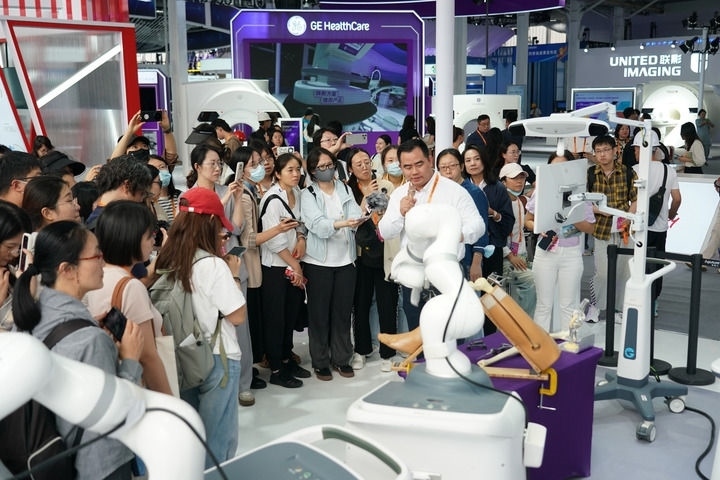 2024年9月11日，記者在服貿(mào)會首鋼園區(qū)健康衛(wèi)生服務(wù)館采訪。新華社記者 張晨霖 攝