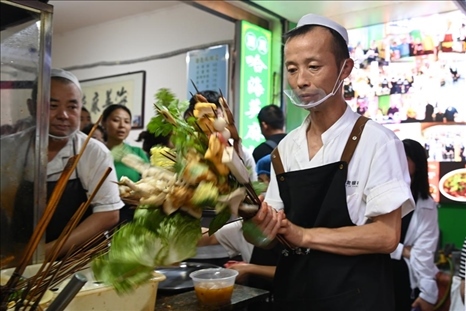 店員準(zhǔn)備制作天水麻辣燙。新華社記者 范培珅 攝