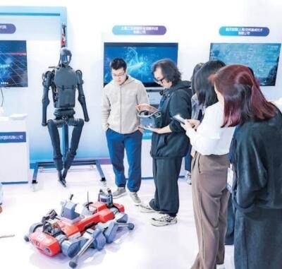 普陀區(qū)“中華武數(shù)”科創(chuàng)集市上，展位工作人員在向觀眾展示機器人。資料圖片