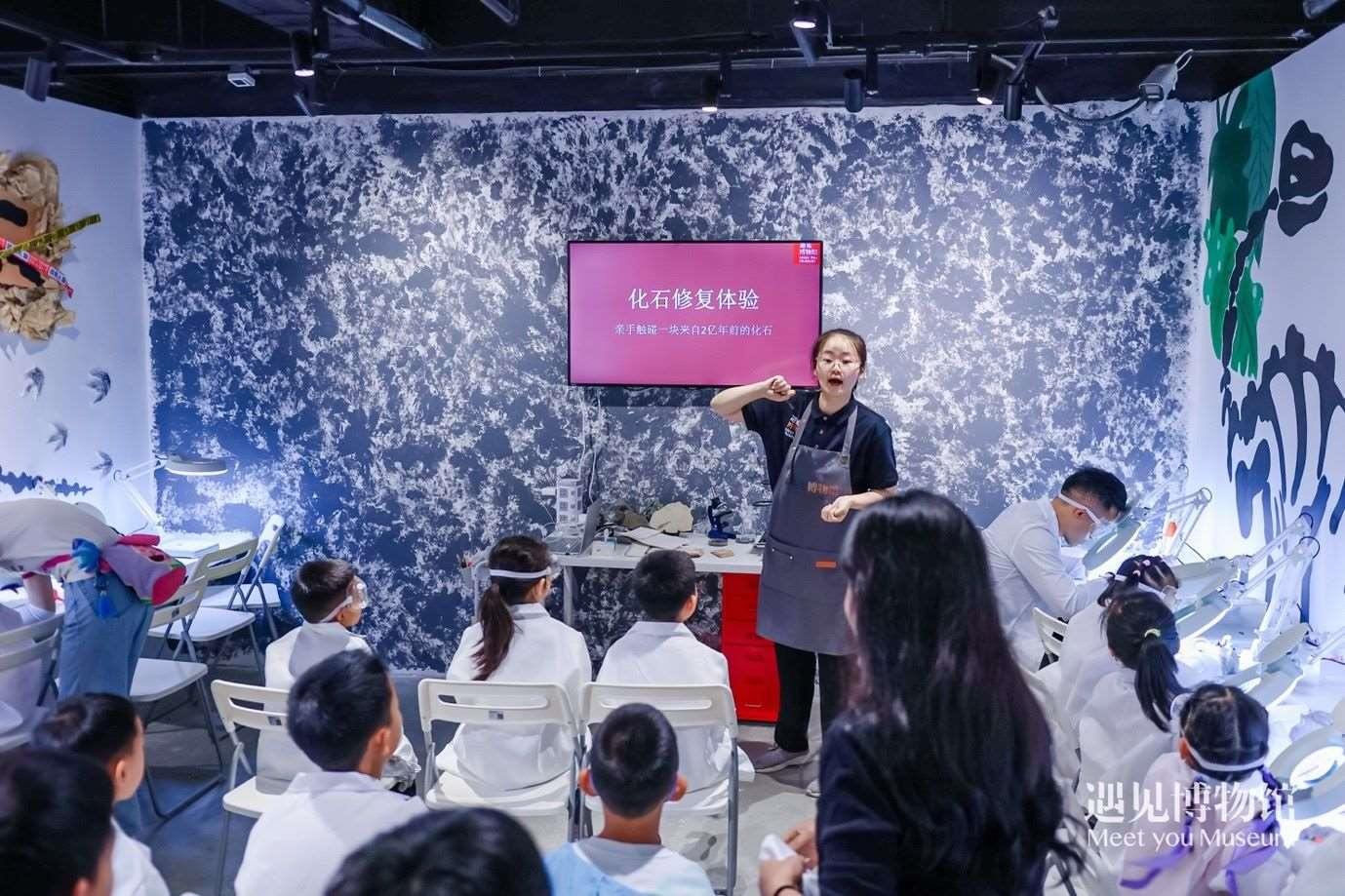 3. 小朋友們在“2億年的地球記憶——恐龍化石特展”體驗當“小小科學家”。遇見博物館供圖