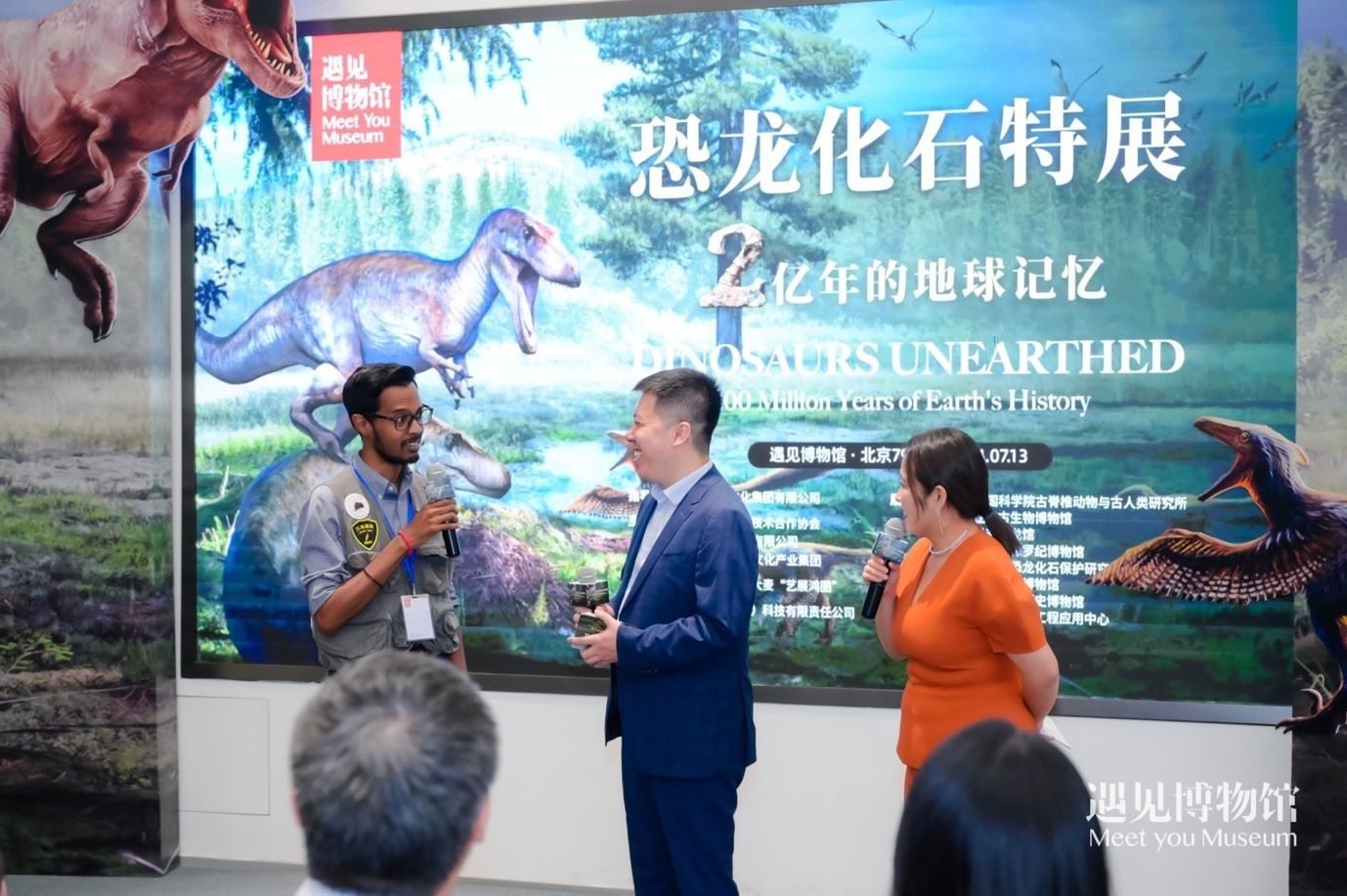 8. 中國科學院古脊椎動物與人類研究所特別研究助理保羅·拉米向游客介紹“2億年的地球記憶——恐龍化石特展”。遇見博物館供圖