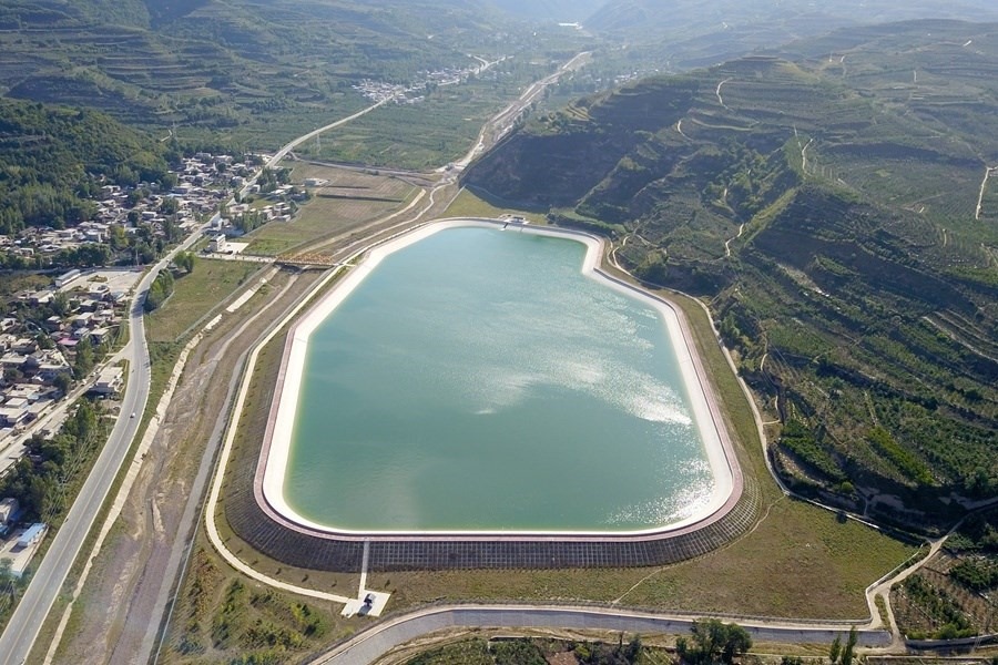 這是在天水市拍攝的已投用的天水城區(qū)引洮供水工程楊家灣調(diào)蓄水池（無(wú)人機(jī)照片）。新華社記者 范培珅 攝