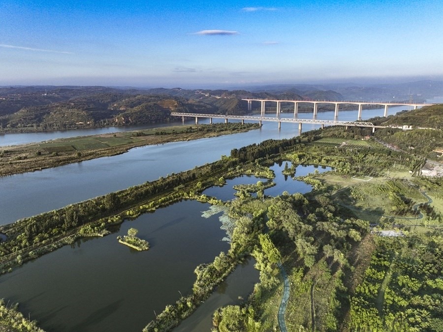 這是2023年8月28日在河南黃河濕地國家級自然保護區(qū)濟源段拍攝的景色（無人機照片）。新華社發(fā) 苗秋鬧 攝