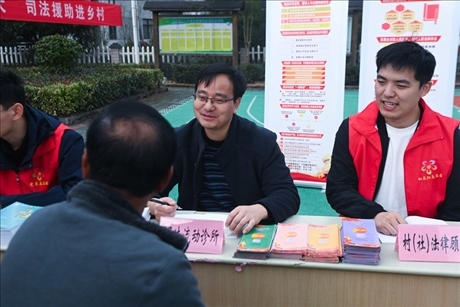 2022年11月9日，在杭州市臨安區(qū)太陽鎮(zhèn)上太陽村，臨安區(qū)太陽司法所所長方凱（右二）現(xiàn)場解答法律問題。 新華社記者 徐昱 攝