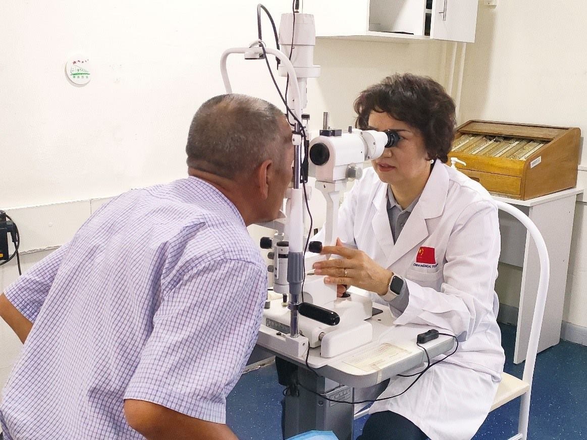 中方醫(yī)生為當地患者進行術前檢查 健康快車光明行項目供圖