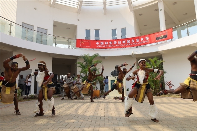 安哥拉民族舞。內(nèi)圖大學(xué)孔子學(xué)院供圖