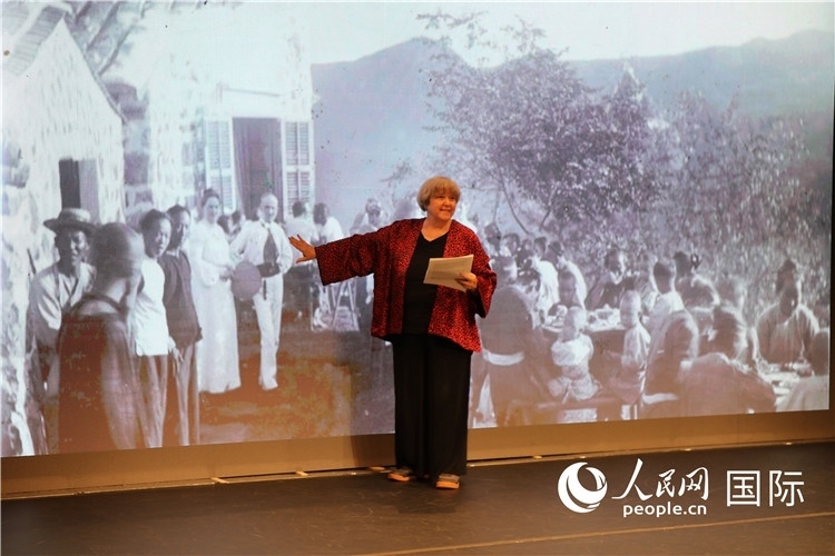 2、美國(guó)“鼓嶺之友”代表穆言靈講述友好故事。 人民網(wǎng)記者 李志偉攝