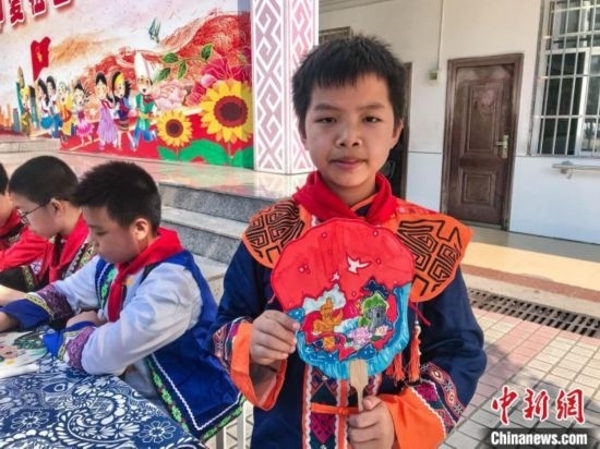 翠竹小學學生展示自己繪制的團扇作品。蔣豐慧 攝