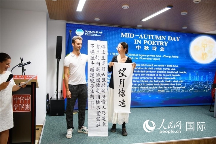 現(xiàn)場的羅馬尼亞書法愛好者書寫并展示作品。傅永山攝