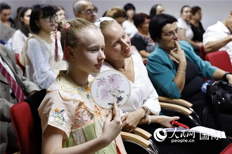 現(xiàn)在嘉賓觀看表演。傅永山攝