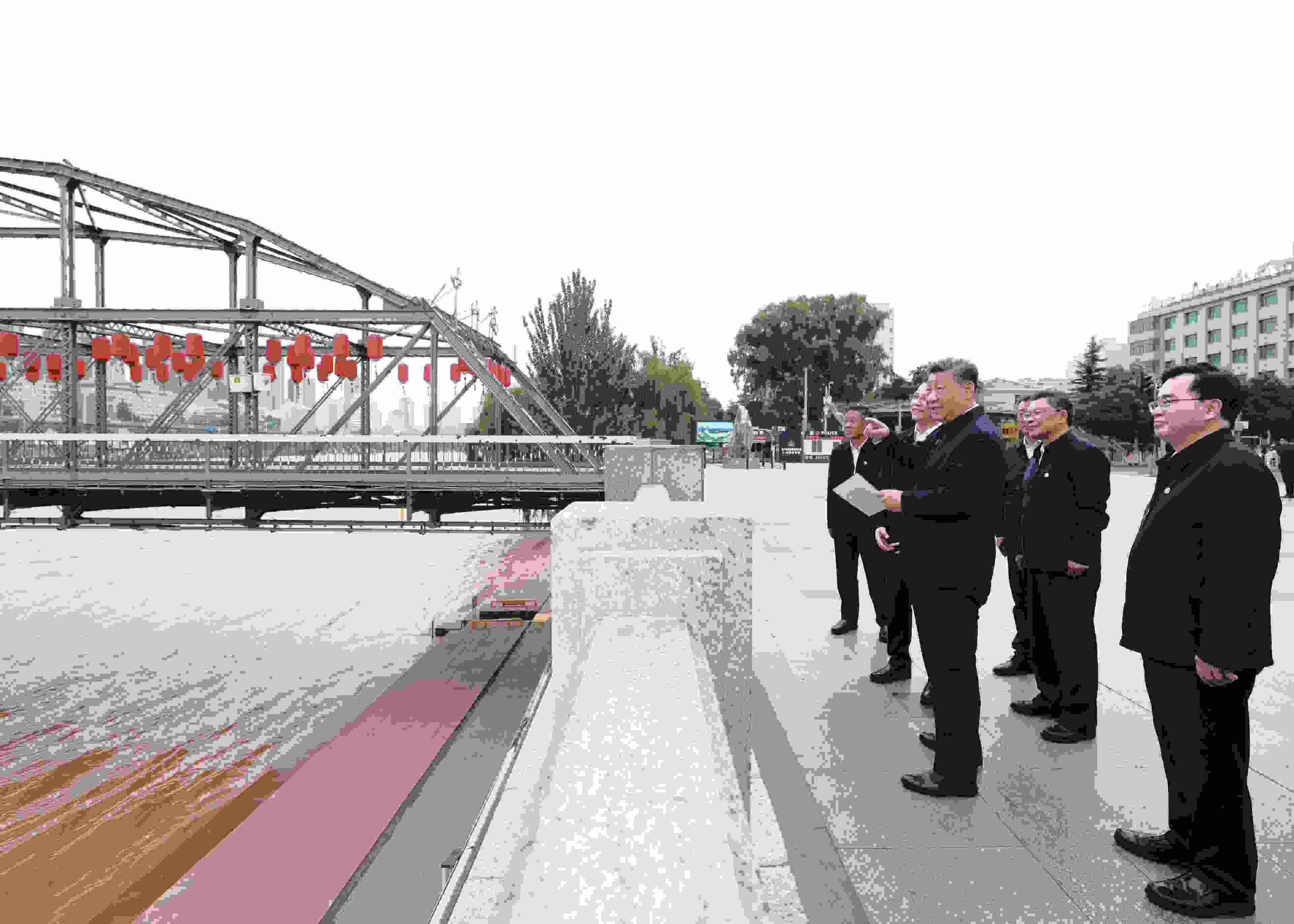△ 2024年9月11日，習(xí)近平總書記來到甘肅省蘭州市黃河蘭州中山橋段，了解當(dāng)?shù)赝苿狱S河流域生態(tài)保護(hù)情況。