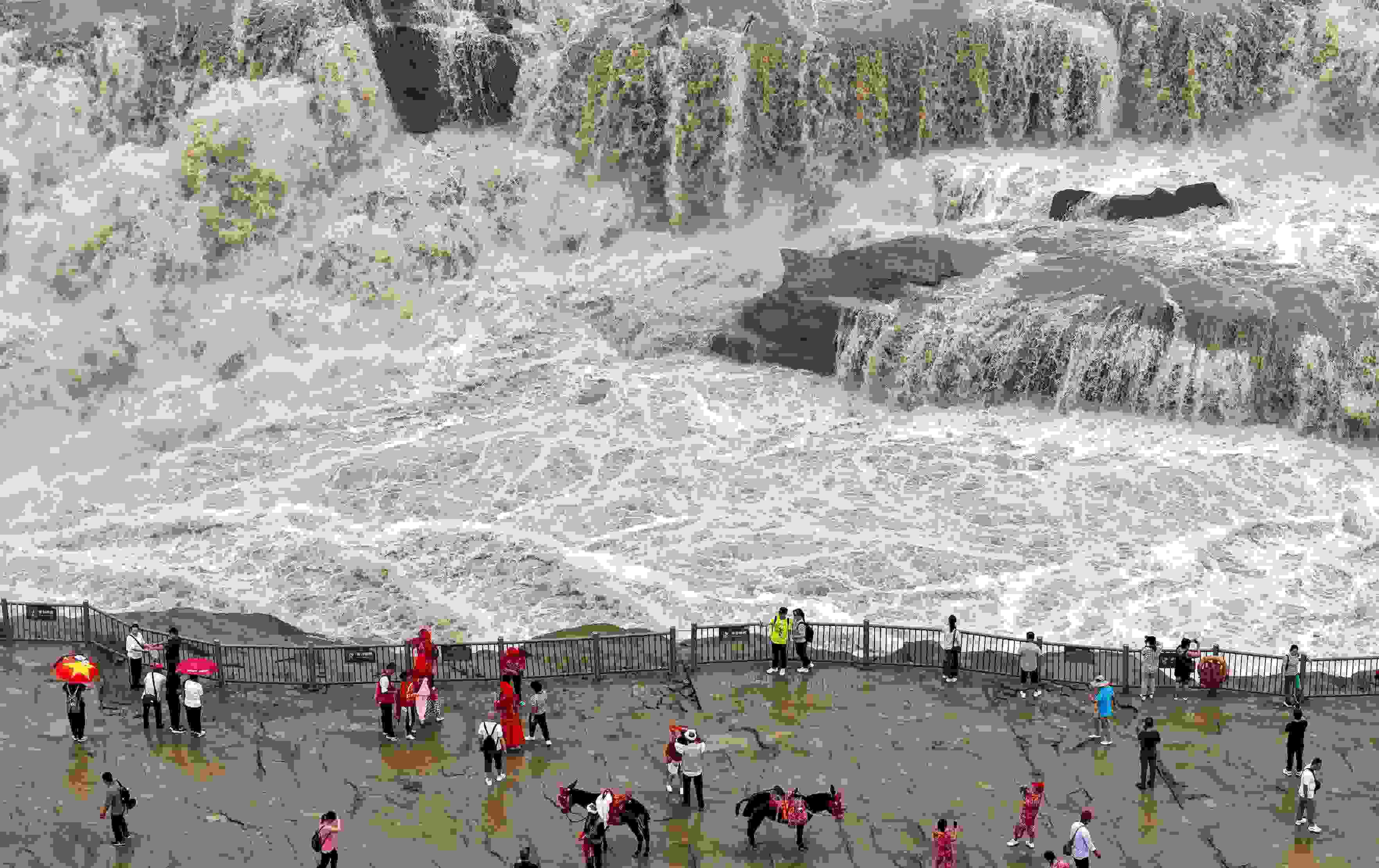 △9月9日，游客在黃河壺口瀑布景區(qū)游覽。