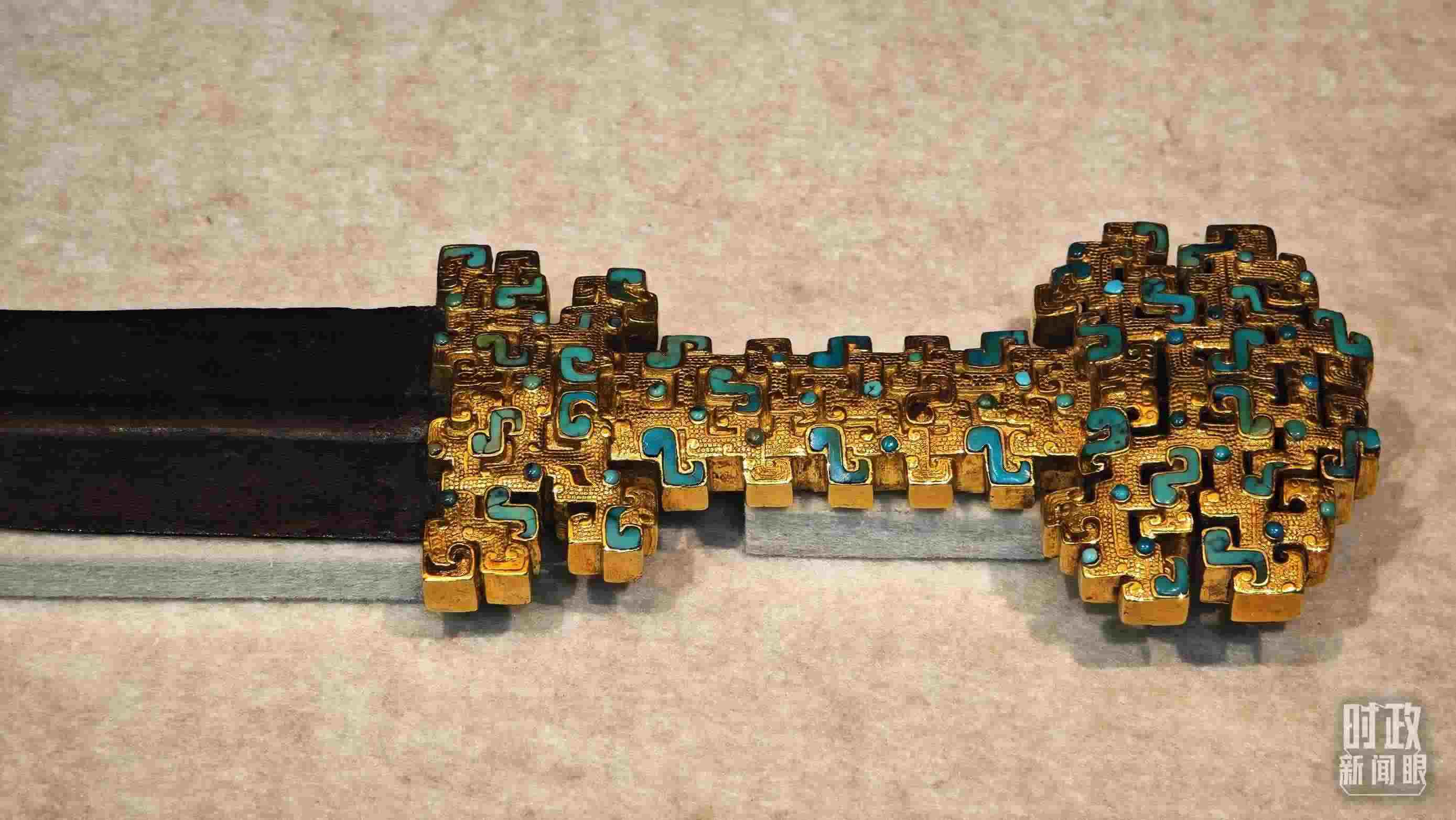 △這是1992年寶雞市益門二號墓出土的金柄鐵劍，劍柄嵌有綠松石。（總臺央視記者彭漢明拍攝）