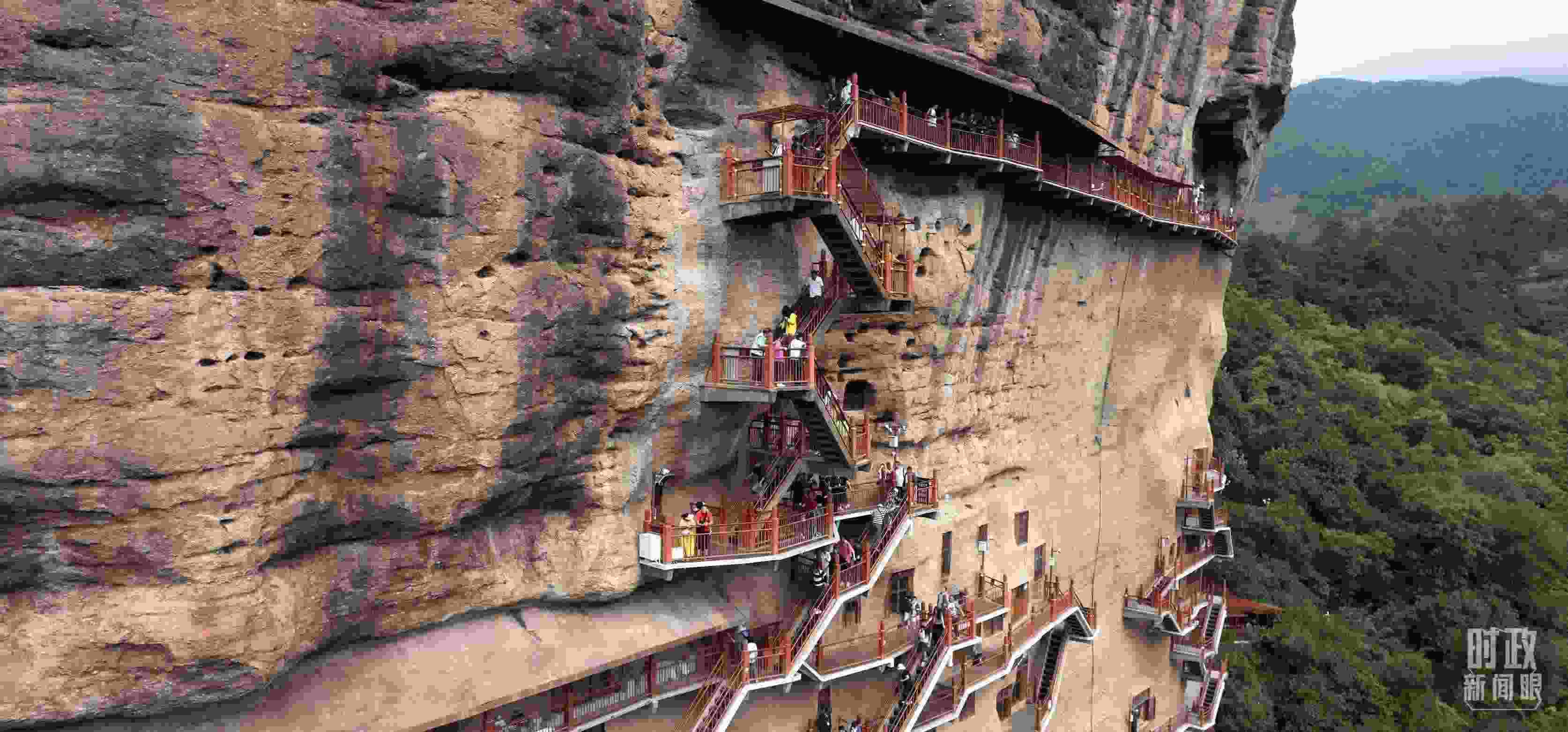 △麥積山石窟是國家5A級旅游景區(qū)，2024年上半年累計接待游客57萬人。（總臺國廣記者李晉拍攝）