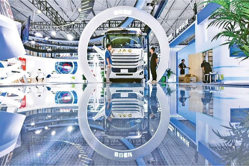 黨的二十屆三中全會提出，加快構(gòu)建促進數(shù)字經(jīng)濟發(fā)展體制機制，完善促進數(shù)字產(chǎn)業(yè)化和產(chǎn)業(yè)數(shù)字化政策體系。2024年8月28日至30日，2024中國國際大數(shù)據(jù)產(chǎn)業(yè)博覽會在貴州貴陽舉辦。圖為工作人員在介紹無人駕駛重型卡車。 新華社記者 楊文斌/攝