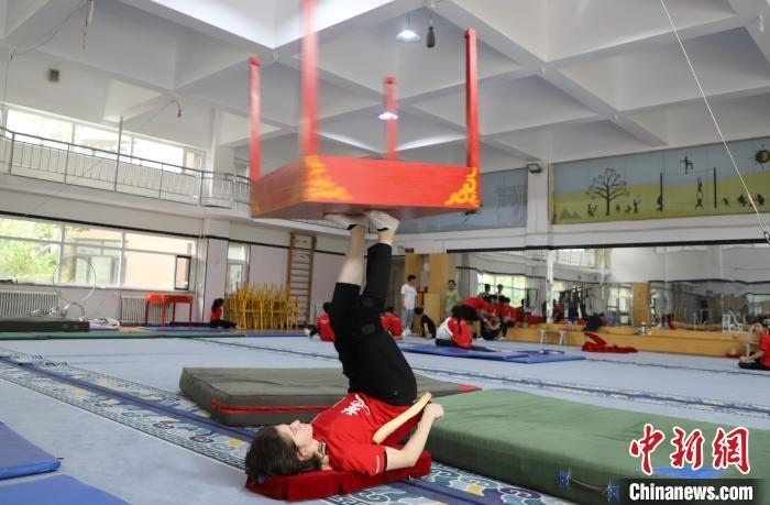 9月13日，美國雜技學(xué)員杰克正在中國“雜技之鄉(xiāng)”吳橋練習(xí)“蹬技”。 馬天龍 攝