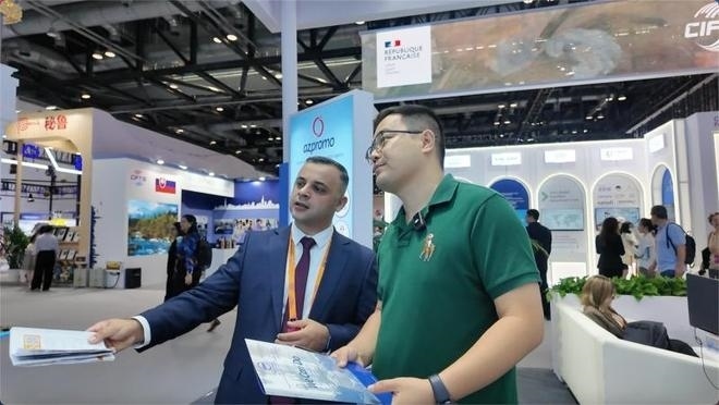 伊和·阿塔里扎德介紹阿塞拜疆產(chǎn)業(yè)園。人民網(wǎng)記者 楊倩攝