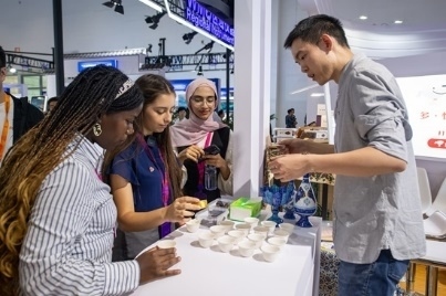 觀眾正在品嘗伊朗的藏紅花茶。人民網(wǎng)記者 翁奇羽攝