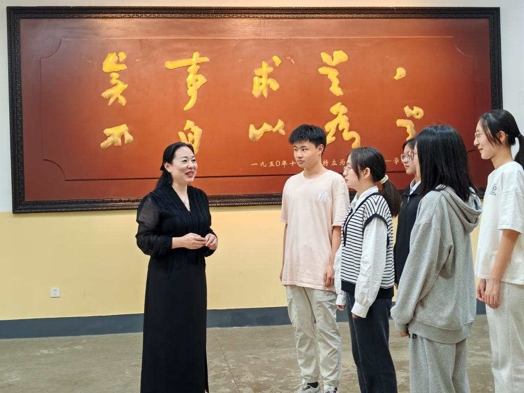 湖南第一師范學院思政課教師正在為學生講述紅色校史。（受訪者供圖）