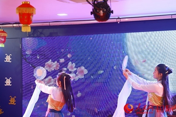 巴西華僑華人表演舞蹈《千里共嬋娟》。人民網(wǎng)記者 陳海琪攝