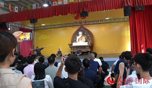 日本少林寺拳法青年代表團(tuán)觀看少林拳表演。人民網(wǎng)記者 張麗婭攝