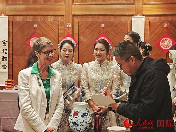 現(xiàn)場(chǎng)的非遺傳承人為英國(guó)觀眾展示畫(huà)技。人民網(wǎng)記者 邢雪攝