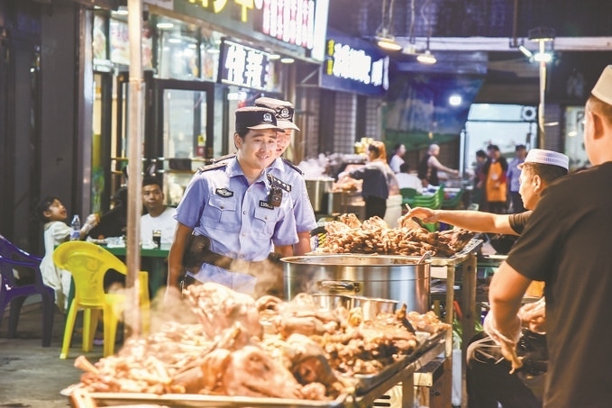 8月9日，甘肅省華亭市公安局組織民警輔警在夜市開(kāi)展巡邏檢查。張亞強(qiáng)攝