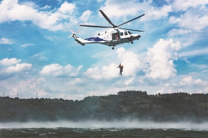 ▼7月17日，浙江省新昌縣公安局聯(lián)合浙江省公安廳警務(wù)航空隊(duì)在長(zhǎng)詔水庫(kù)水域及周邊開(kāi)展救援演練。王樟林?jǐn)z