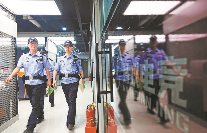 ▲7月6日，山西省新絳縣公安局龍興派出所組織警力對(duì)網(wǎng)吧等場(chǎng)所進(jìn)行集中治安檢查。高新生攝