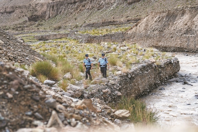 7月19日，新疆邊檢總站克州邊境管理支隊(duì)康蘇邊境檢查站民警輔警來(lái)到轄區(qū)烏恰縣康蘇水庫(kù)開(kāi)展巡邏。明懿攝