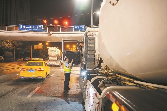 7月25日，陜西省西安市公安局交警支隊(duì)開(kāi)展全市中重型貨車及面包車違法異地互查整治行動(dòng)。孫崇明攝