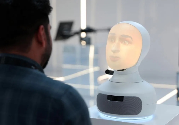 2024年9月12日，在沙特阿拉伯首都利雅得舉行的第三屆全球人工智能峰會上，一名參會者與“對話機(jī)器人”交流。新華社記者 王東震 攝