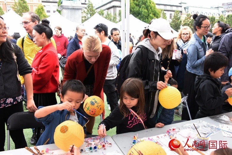 小朋友參加燈籠繪畫體驗(yàn)。人民網(wǎng)記者 殷淼攝