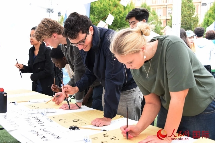 體驗(yàn)中國書法。人民網(wǎng)記者 殷淼攝