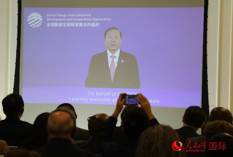 全球能源互聯(lián)網(wǎng)發(fā)展合作組織主席、中國電力企業(yè)聯(lián)合會理事長辛保安通過視頻方式致辭。人民網(wǎng)記者 李志偉攝
