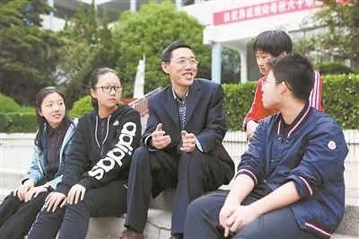 淮北市首批高層次人才儲備金獲得者、淮北市第一中學(xué)教師陳超（左三）在與學(xué)生交談?；幢笔形瞬殴ぷ骶止﹫D