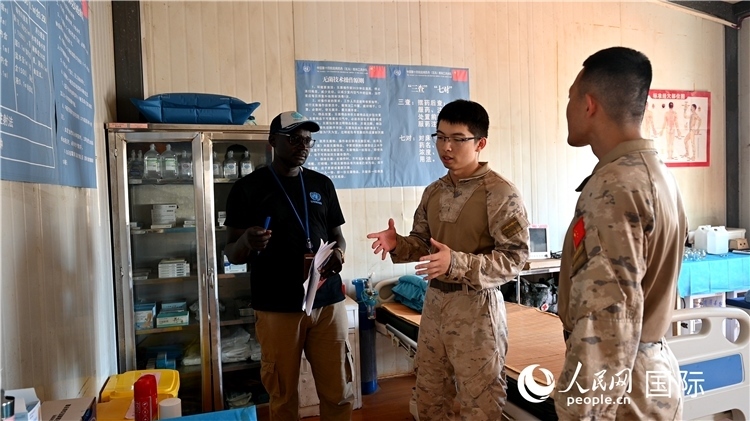 圖4 介紹醫(yī)療設(shè)施。孫千攝