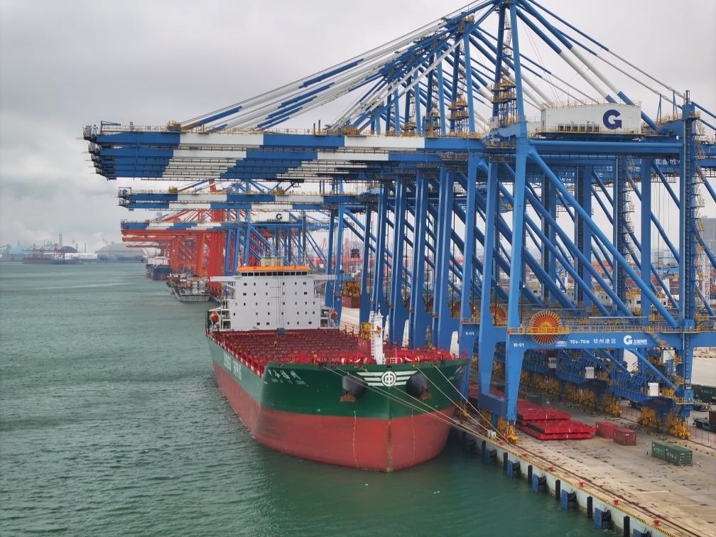 2月23日拍攝的廣西北部灣港欽州港區(qū)的碼頭堆場(chǎng)（無人機(jī)照片）。新華社記者 周華 攝